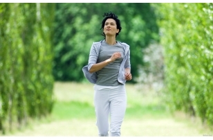 腋臭不是天生就有的