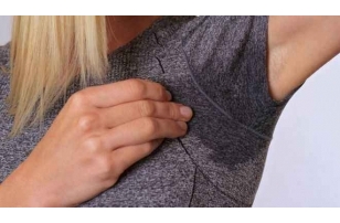 腋臭是腋部流汗导致的吗?